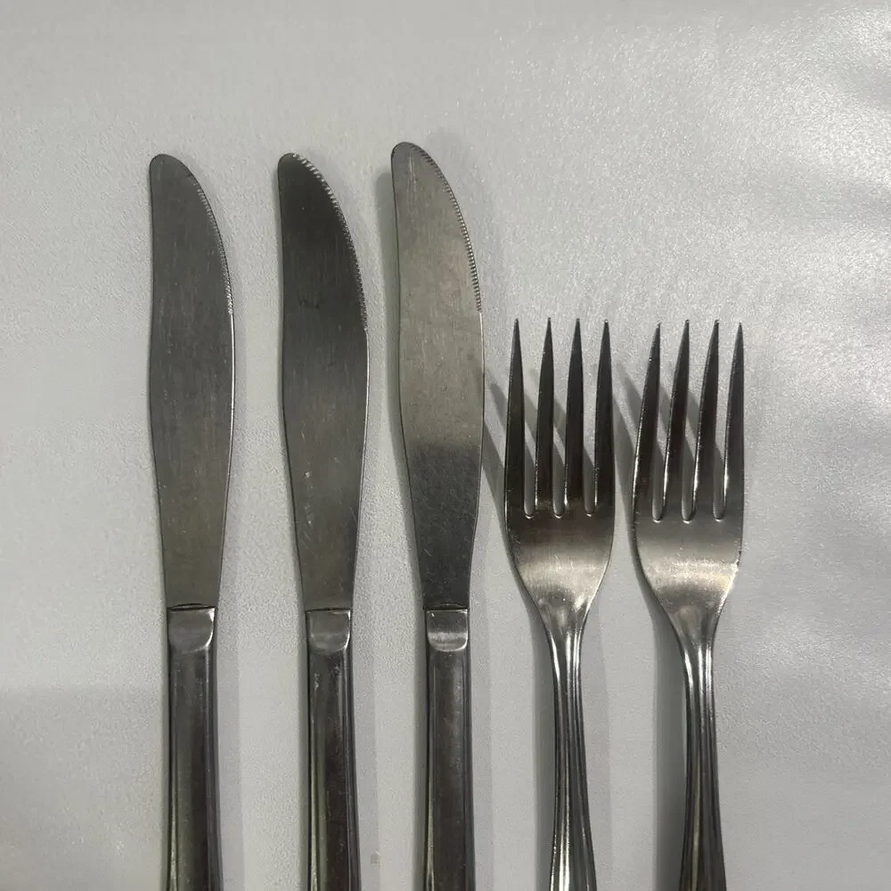 Vtg Superior International Chapel Hill Set of 5 - Dinner Knives & 2 Dinner Forks